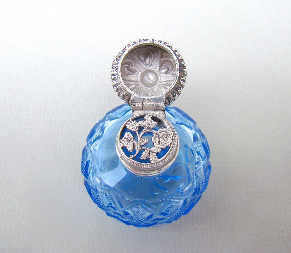 RARE VICTORIAN SILVER MOUNTED URANIUM BLUE GLASS VINAIGRETTE, CIRCA 1880
