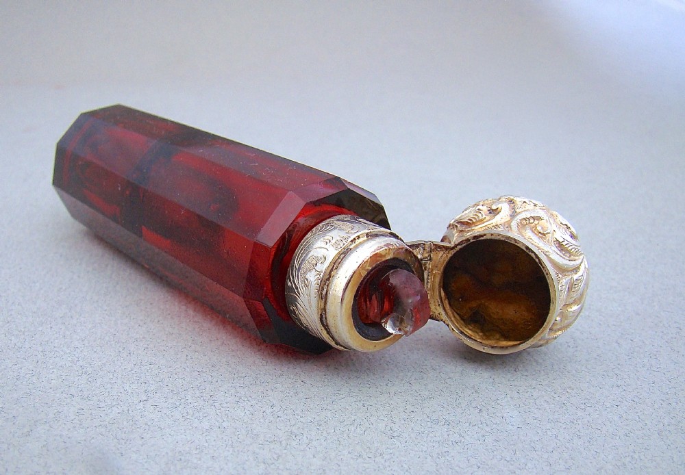 VICTORIAN SILVER GILT RUBY GLASS DOUBLE-ENDED SCENT BOTTLE, CIRCA 1880

 View V