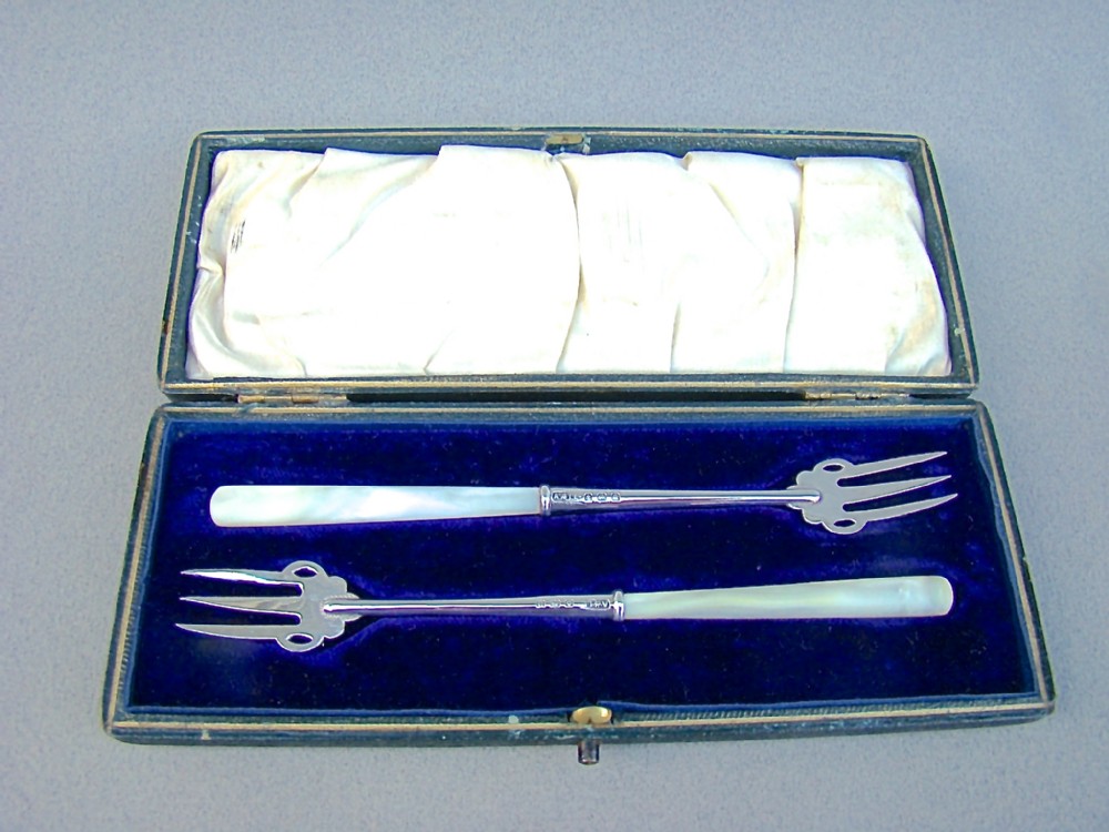 CASED PAIR OF GEORGE V SILVER PICKLE FORKS BY ADIE & LOVEKIN, BIRMINGHAM 1912