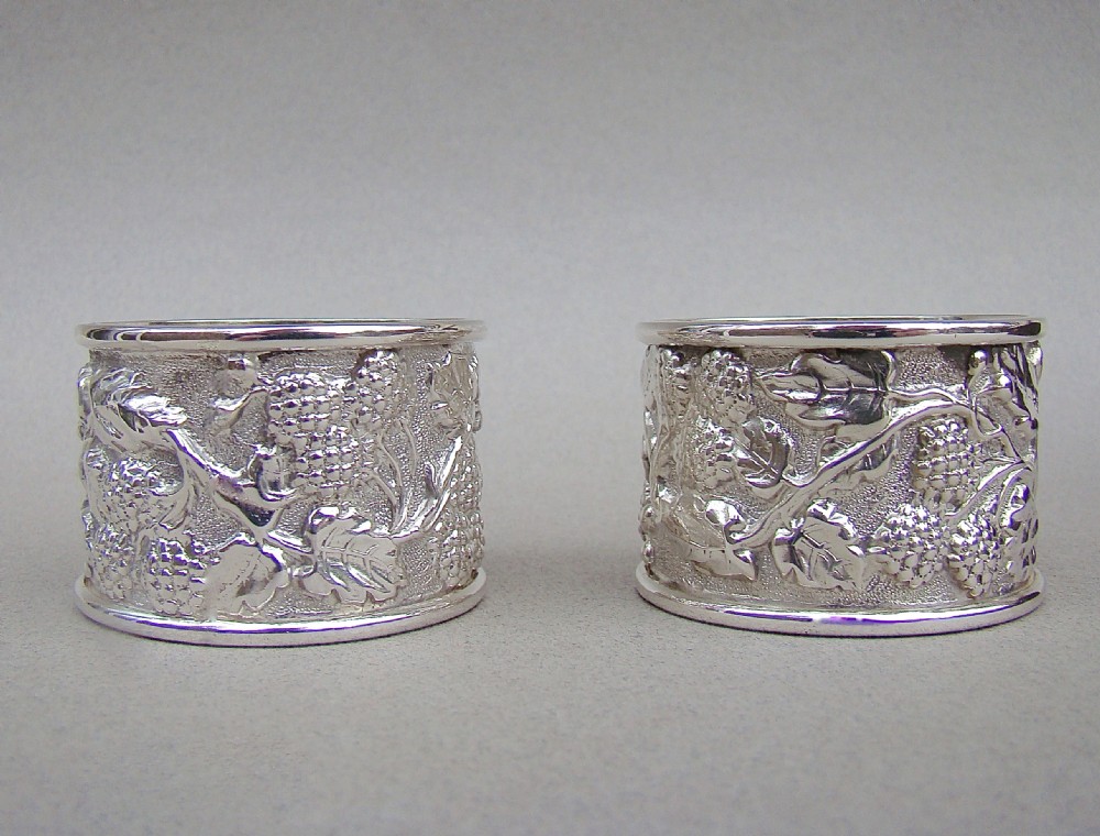 CASED PAIR OF ARTS & CRAFT SILVER  NAPKIN RINGS BY THOMAS THOMASON & CO, BIRMINGHAM 1910
 View III