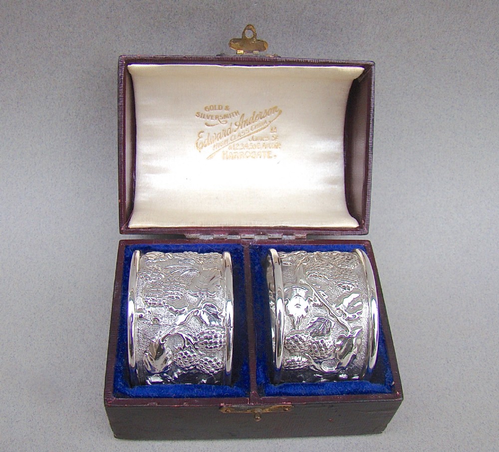 CASED PAIR OF ARTS & CRAFT SILVER  NAPKIN RINGS BY THOMAS THOMASON & CO, BIRMINGHAM 1910
