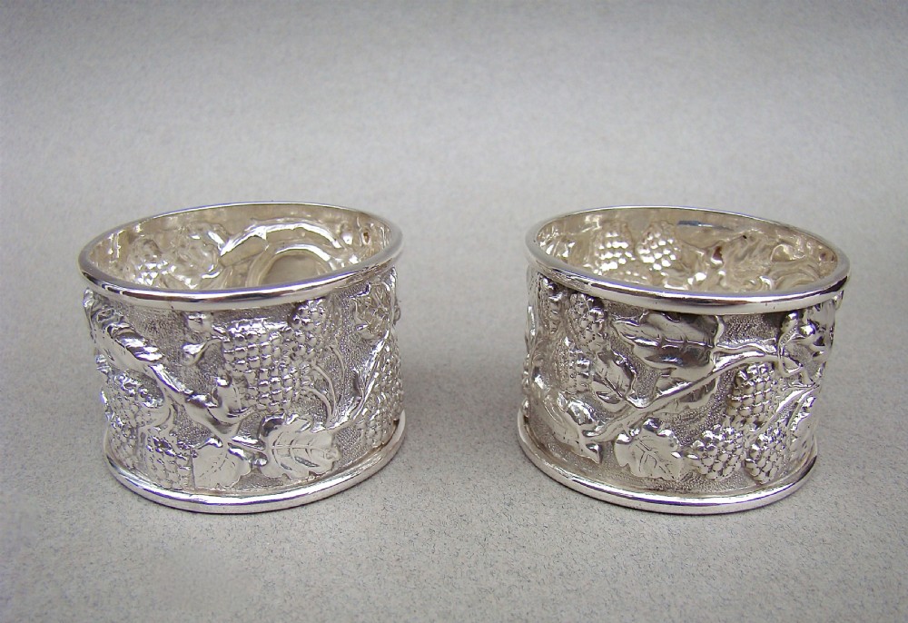 CASED PAIR OF ARTS & CRAFT SILVER  NAPKIN RINGS BY THOMAS THOMASON & CO, BIRMINGHAM 1910
 View IV