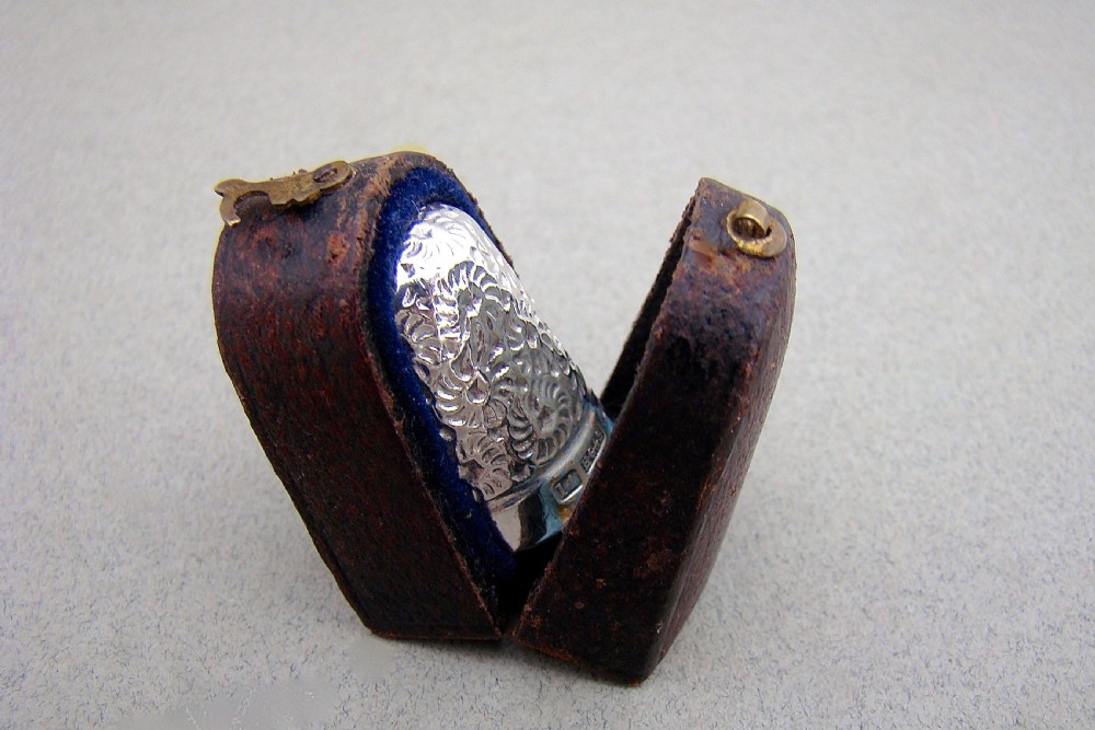 CASED VICTORIAN SILVER THIMBLE BY HENRY GRIFFITH & SONS LTD, CHESTER 1894 View III