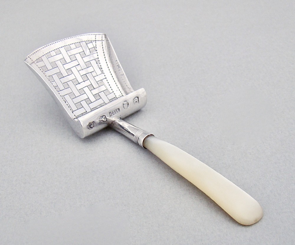 GEORGIAN SILVER AND MOTHER OF PEARL CADDY SPOON BY WILLIAM PUGH, BIRMINGHAM 1814