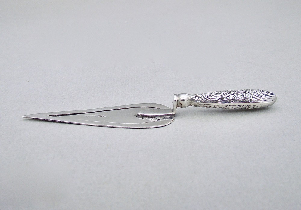 EDWARDIAN SILVER TROWEL SHAPED BOOKMARK BY CRISFORD & NORRIS, BIRMINGHAM CIRCA 1900 View II