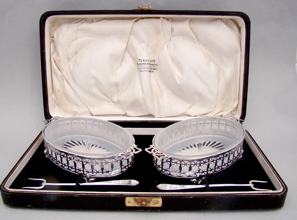 CASED PAIR OF ART DECO SILVER BUTTER DISHES BY THE ADIE BROTHERS, BIRMINGHAM 1927