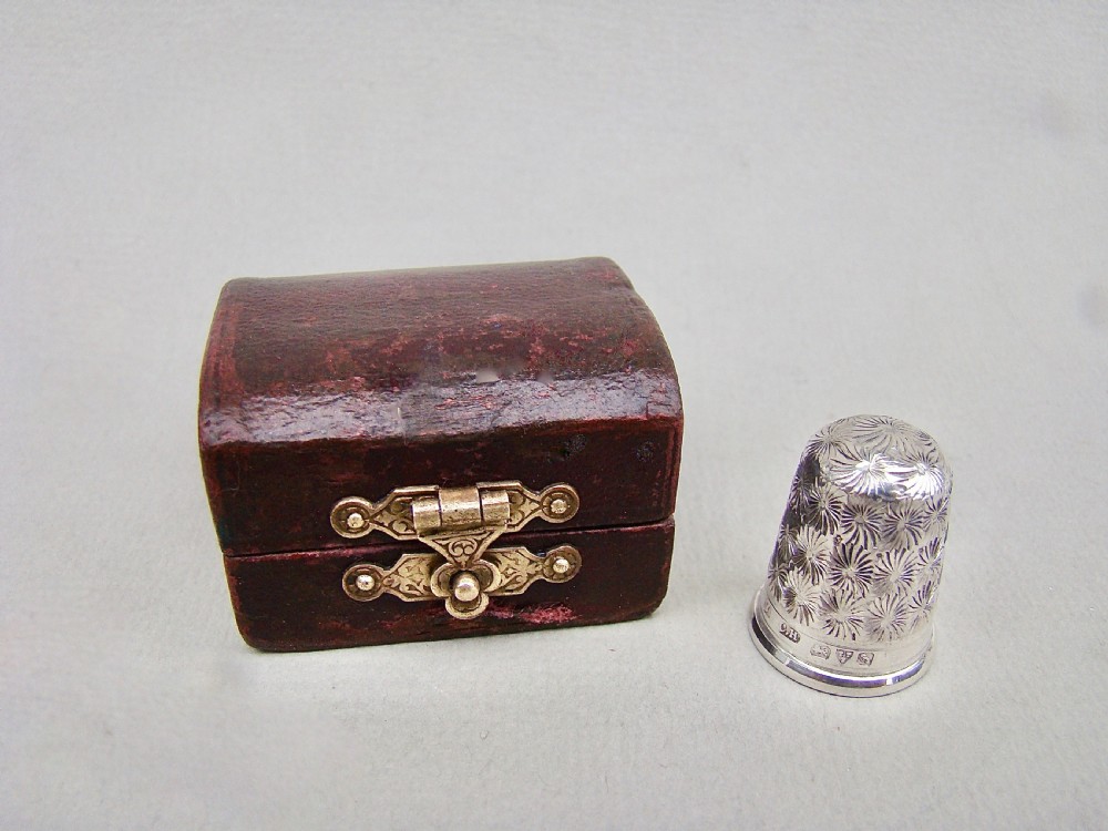 CASED GEORGE V SILVER THIMBLE BY CHARLES HORNER, CHESTER 1915 View II