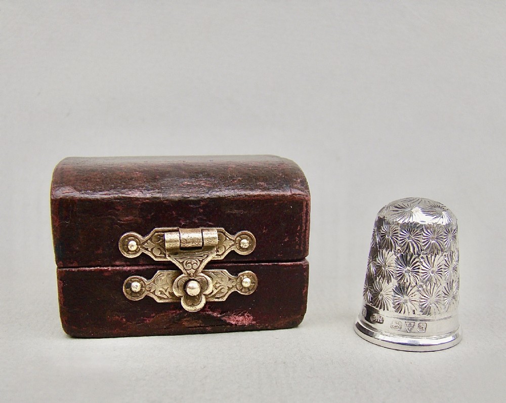 CASED GEORGE V SILVER THIMBLE BY CHARLES HORNER, CHESTER 1915 View III