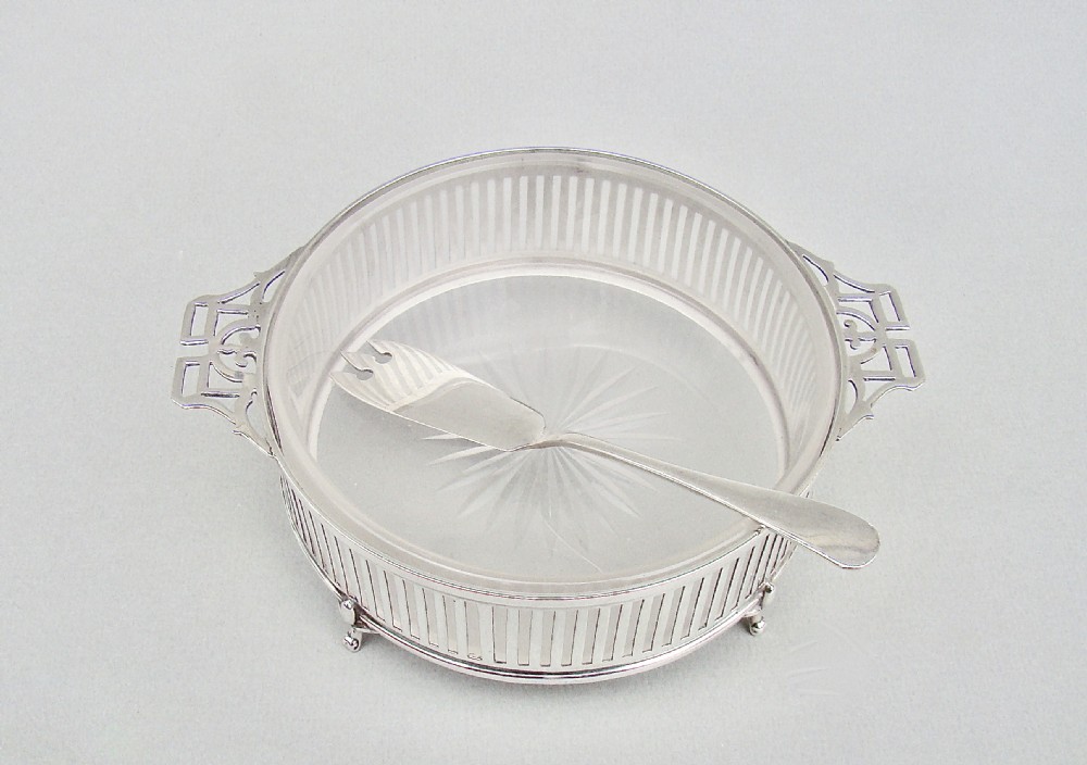 LARGE GEORGE V SILVER BUTTER DISH BY JAY'S, BIRMINGHAM 1911 WITH ART DECO SILVER BUTTER KNIFE