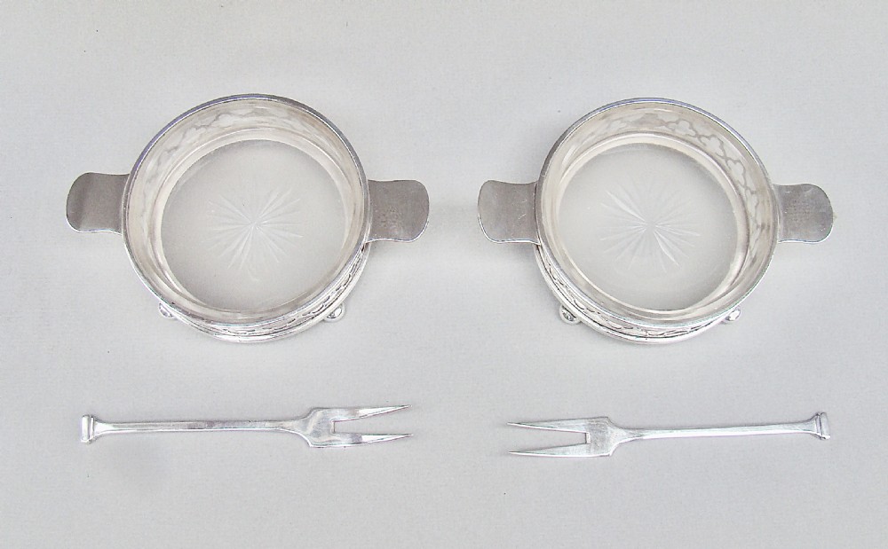 CASED PAIR OF ART DECO SILVER BUTTER DISHES BY CHARLES PERRY & CO, CHESTER 1926 View IV