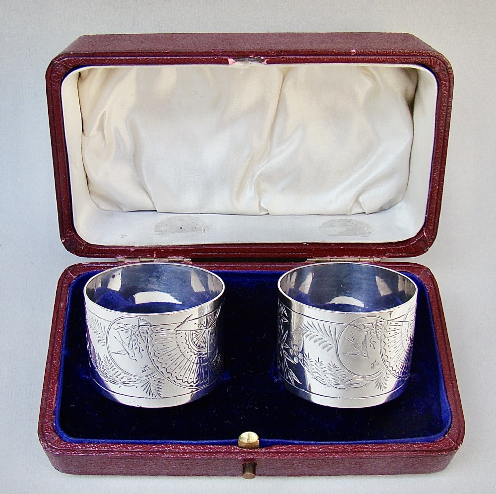 FABULOUS CASED PAIR OF VICTORIAN SILVER AESTHETIC MOVEMENT NAPKIN RINGS BY GEORGE ADAMS, LONDON 1881