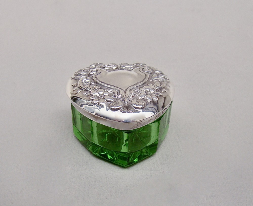 UNUSUAL GEORGE V SILVER & CUT GLASS HEART-SHAPED PILL BOX , CIRCA 1910