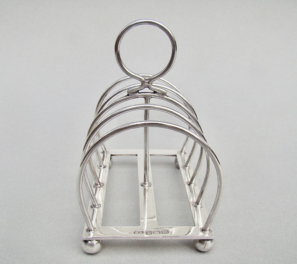 GOOD EDWARDIAN SILVER TOAST RACK BY THE ATKINS BROTHERS, SHEFFIELD 1904