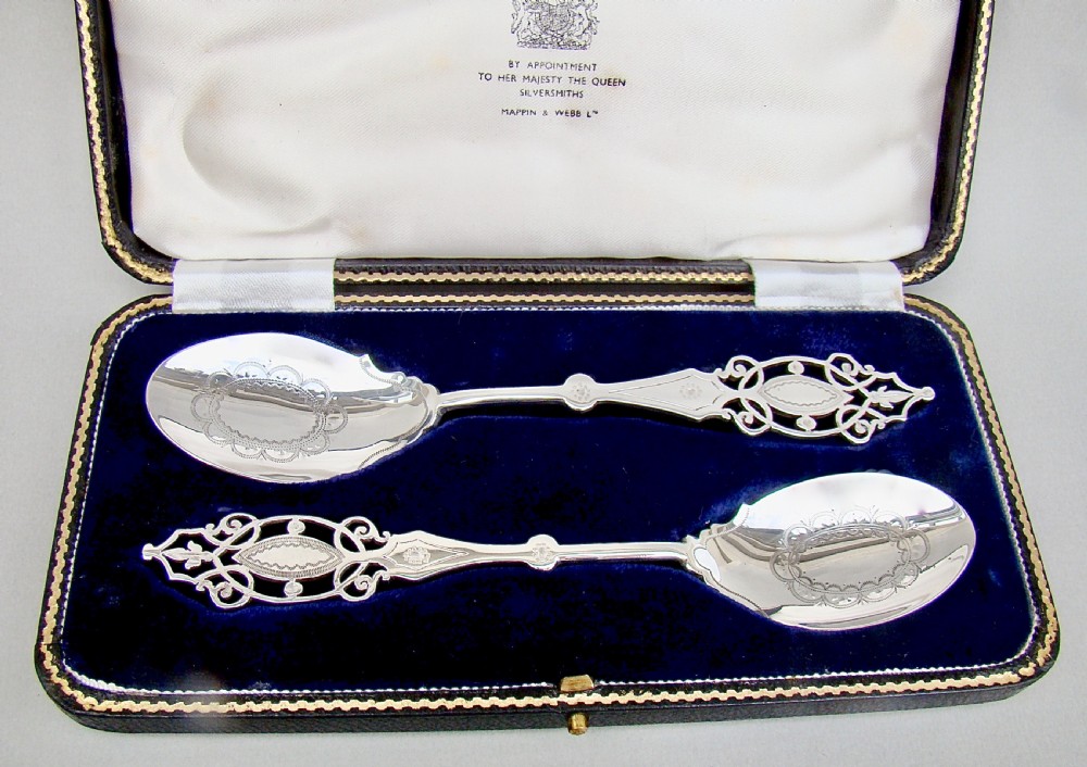 EXQUISITE CASED SET OF STERLING SILVER PRESERVE SPOONS BY MAPPIN & WEBB, SHEFFIELD 1922
