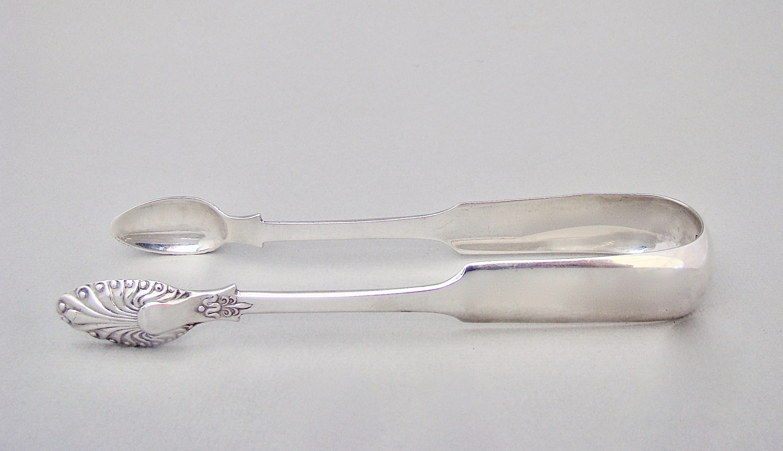 PAIR OF EARLY VICTORIAN SCOTTISH SILVER SUGAR TONGS BY JAMES & ANDREW KELLY, GLASGOW 1845