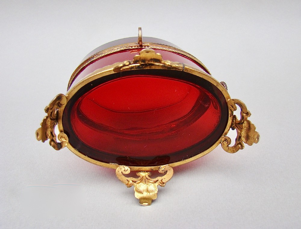 FRENCH PALAIS ROYAL RUBY GLASS CASKET WITH GILT ORMULU MOUNTS, CIRCA 1860 View VI
