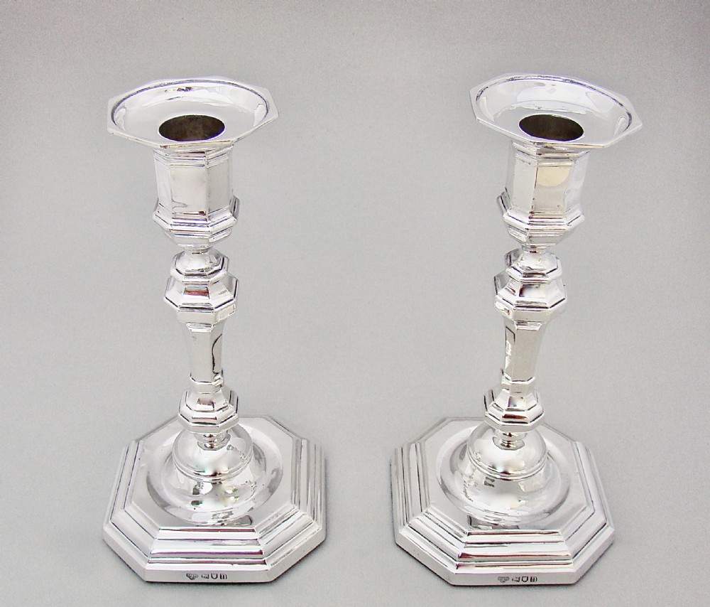 FABULOUS PAIR OF GEORGIAN REVIVAL STERLING SILVER CANDLESTICKS BY THE GOLDSMITHS & SILVERSMITHS, LONDON 1908