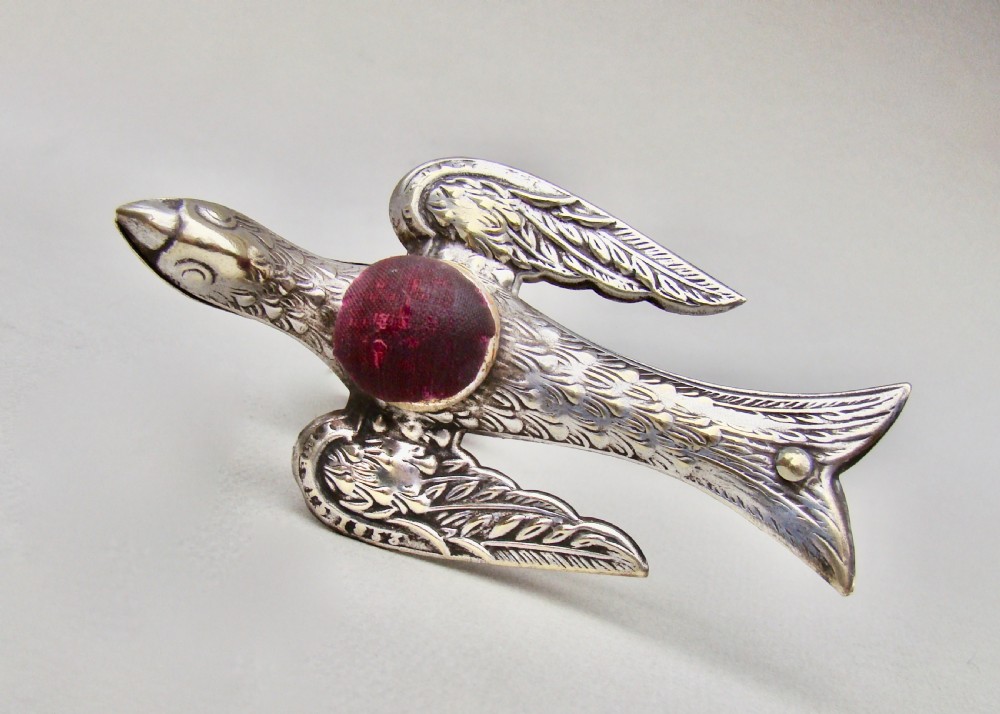 CHARMING VICTORIAN SILVER PLATED HEMMING BIRD SEWING CLAMP & PIN CUSHION, CIRCA 1850 View VII