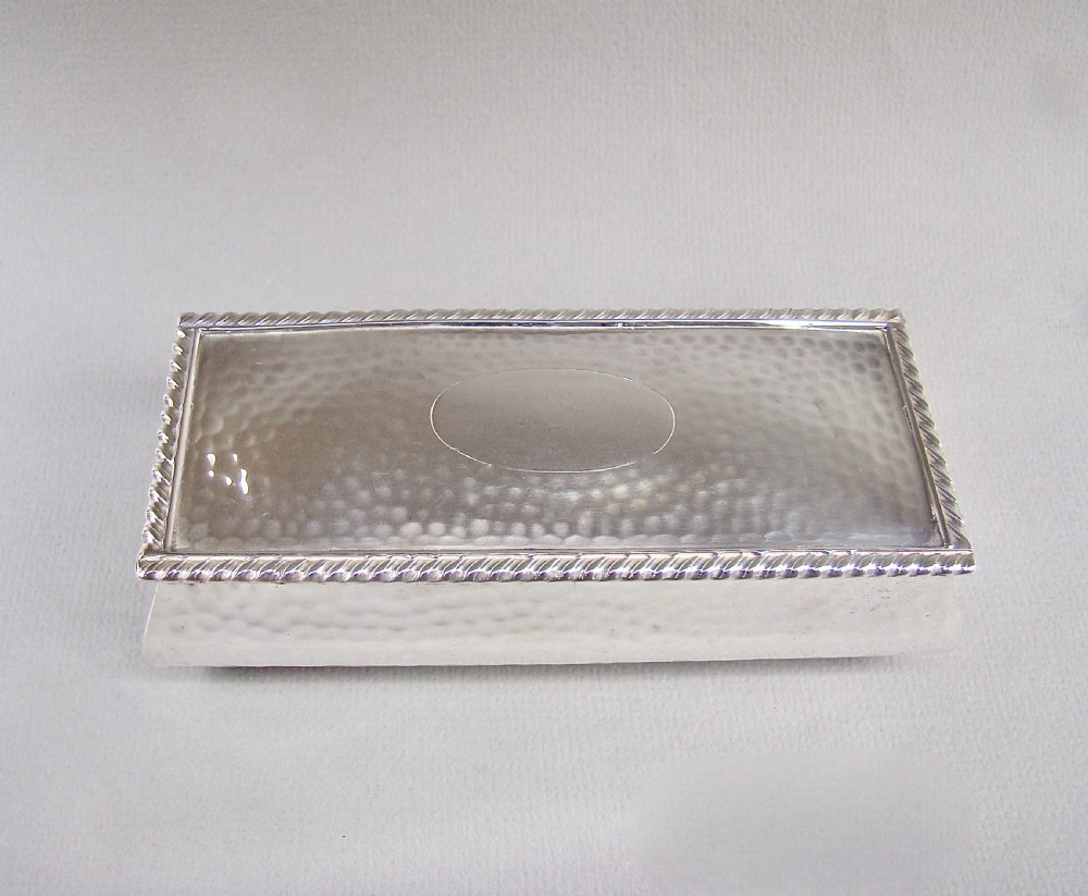 SUPERB ARTS & CRAFT SPOT-HAMMERED SILVER LARGE TRINKET BOX BY HENRY MATTHEWS, BIRMINGHAM 1905