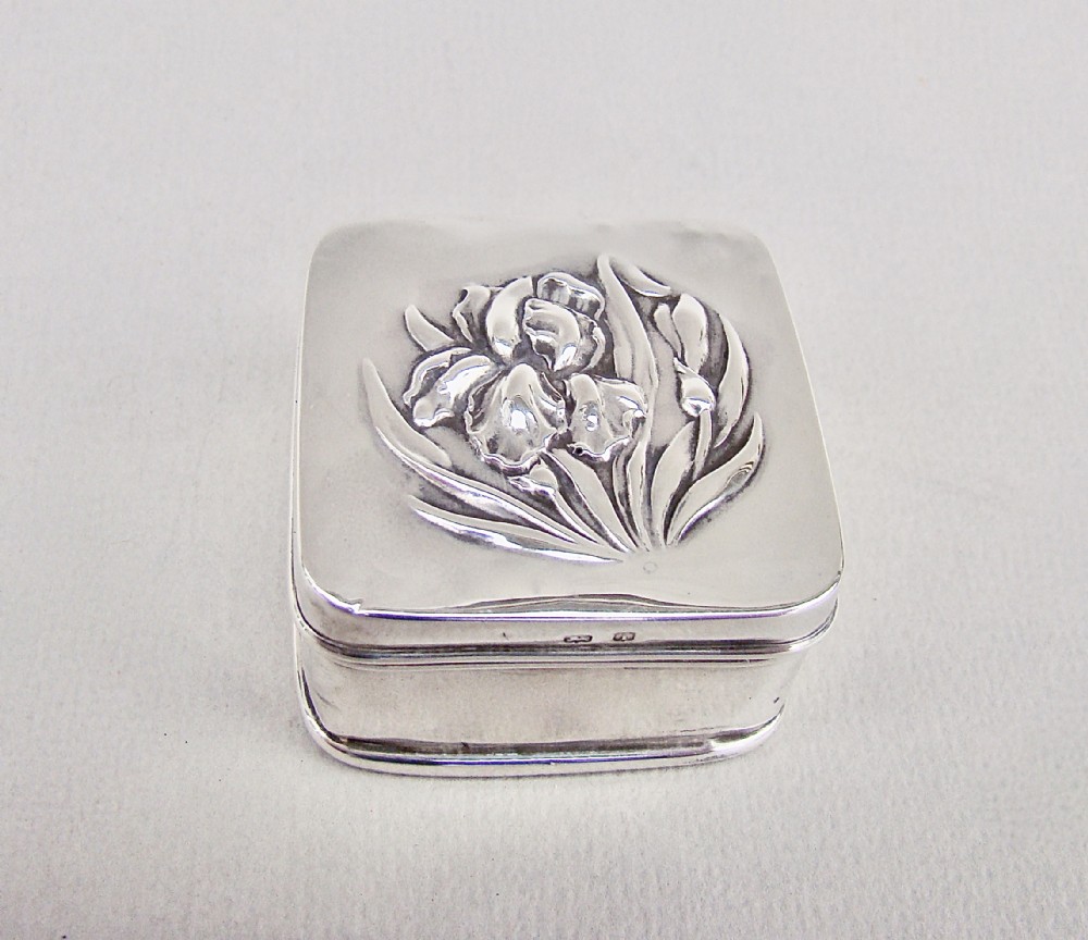 EXQUISITE ART NOUVEAU SILVER PILL BOX BY HENRY MATTHEWS, BIRMINGHAM 1908
