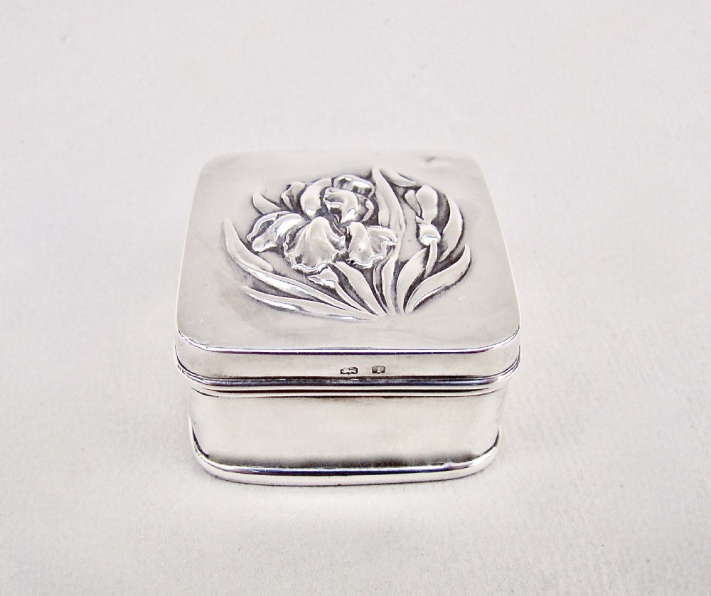 EXQUISITE ART NOUVEAU SILVER PILL BOX BY HENRY MATTHEWS, BIRMINGHAM 1908
 View III