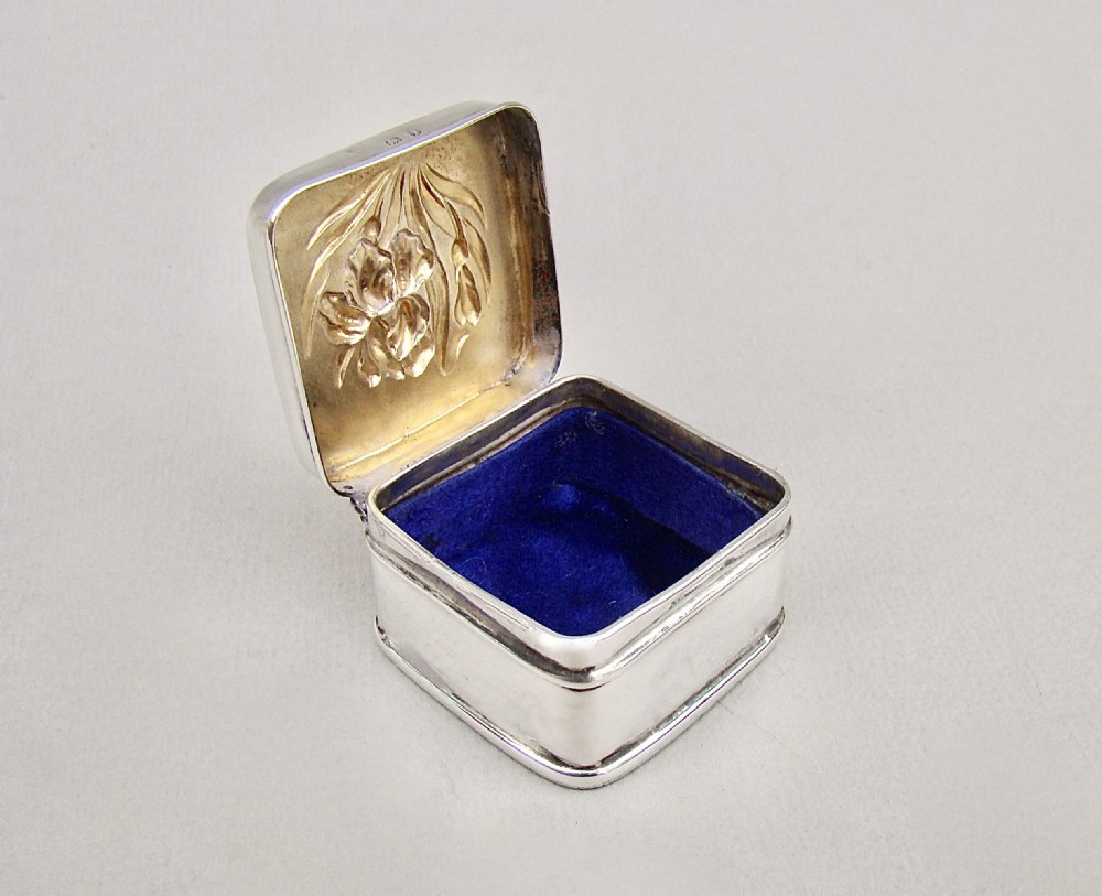 EXQUISITE ART NOUVEAU SILVER PILL BOX BY HENRY MATTHEWS, BIRMINGHAM 1908
 View IV