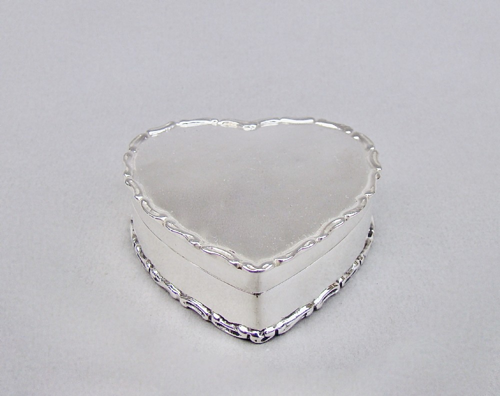 EXQUISITE EDWARDIAN SILVER HEART-SHAPED TRINKET BOX BY DEAKIN & FRANCIS, BIRMINGHAM 1904
