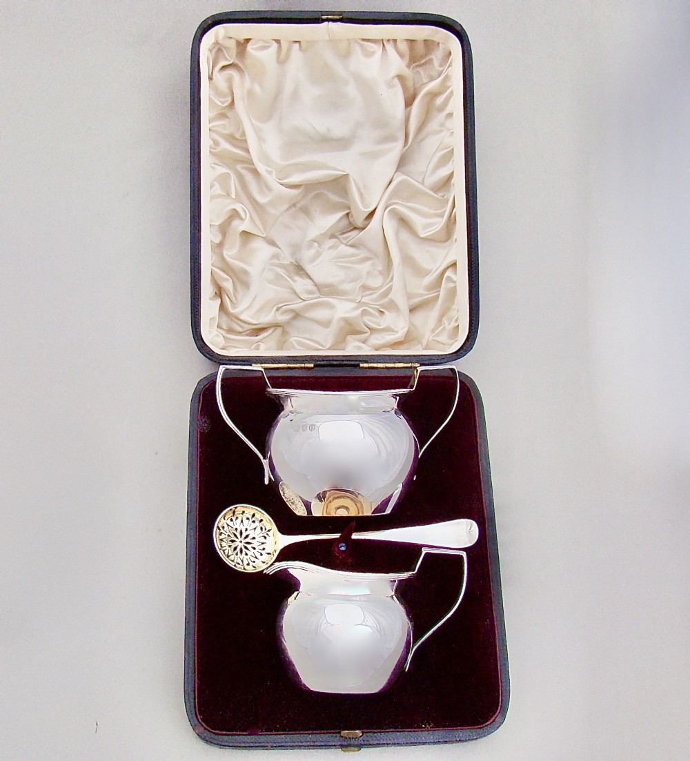 CASED VICTORIAN SILVER STRAWBERRY SET BY JOHNSON, WALKER & TOLHURST LTD, LONDoN 1891