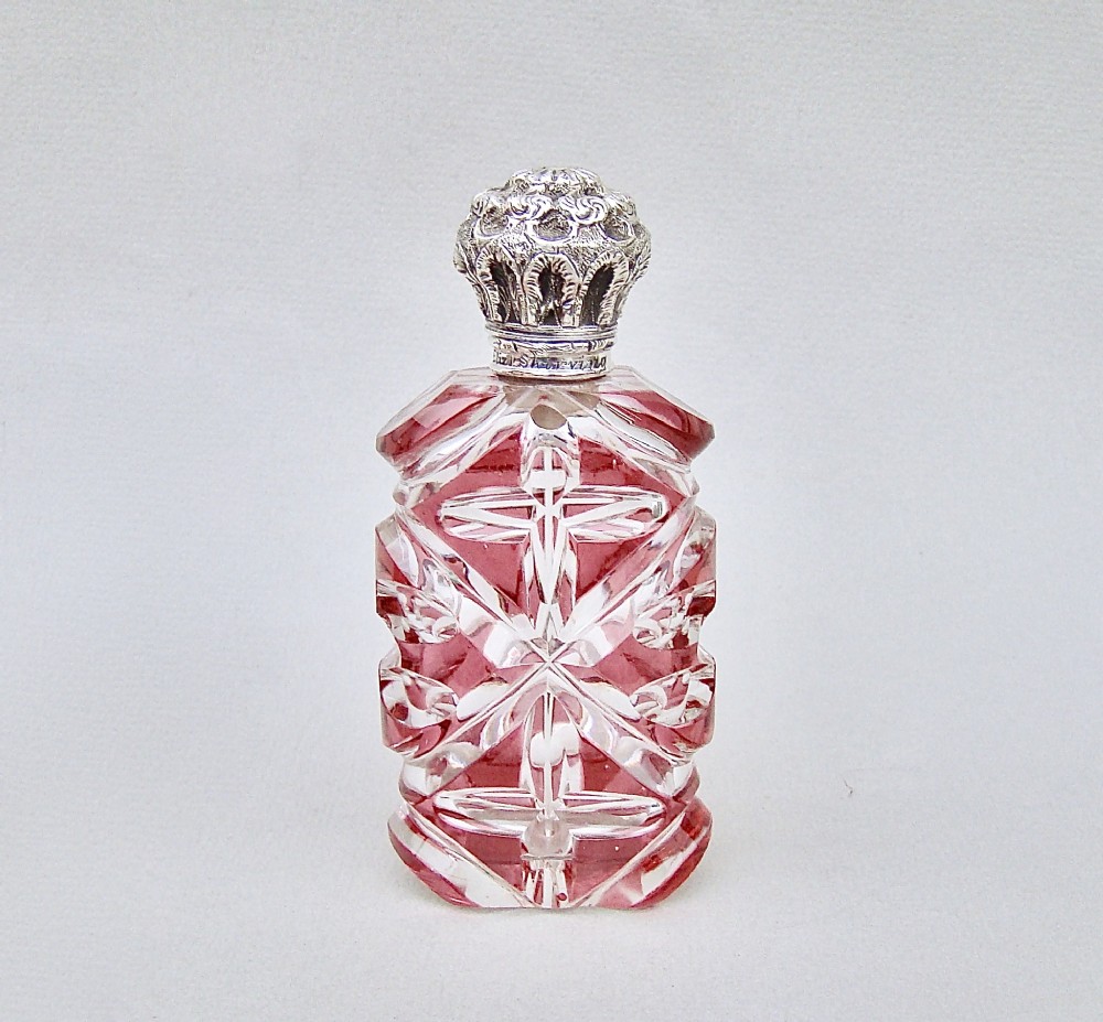 STUNNING VICTORIAN BOHEMIAN OVERLAY CRANBERRY GLASS SCENT BOTTLE, CIRCA 1870