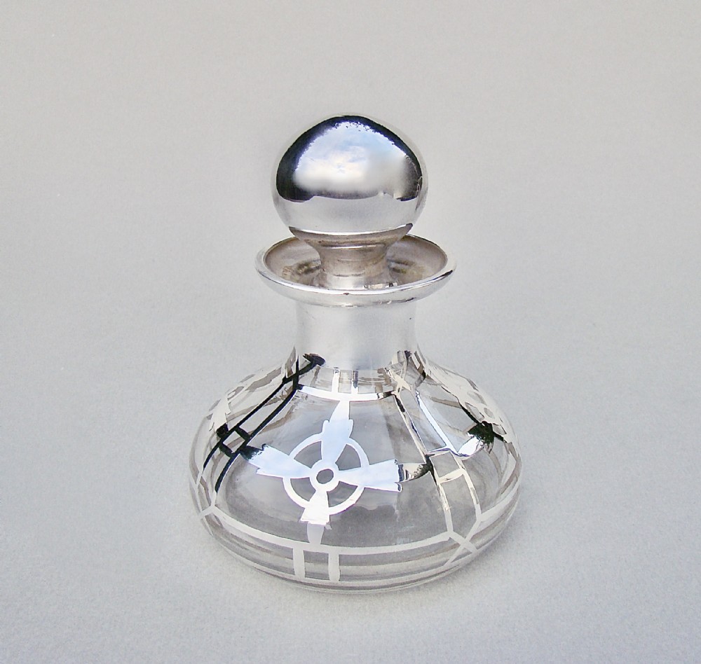 ART NOUVEAU OVERLAY STERLING SILVER &  GLASS SCENT BOTTLE, CIRCA 1900