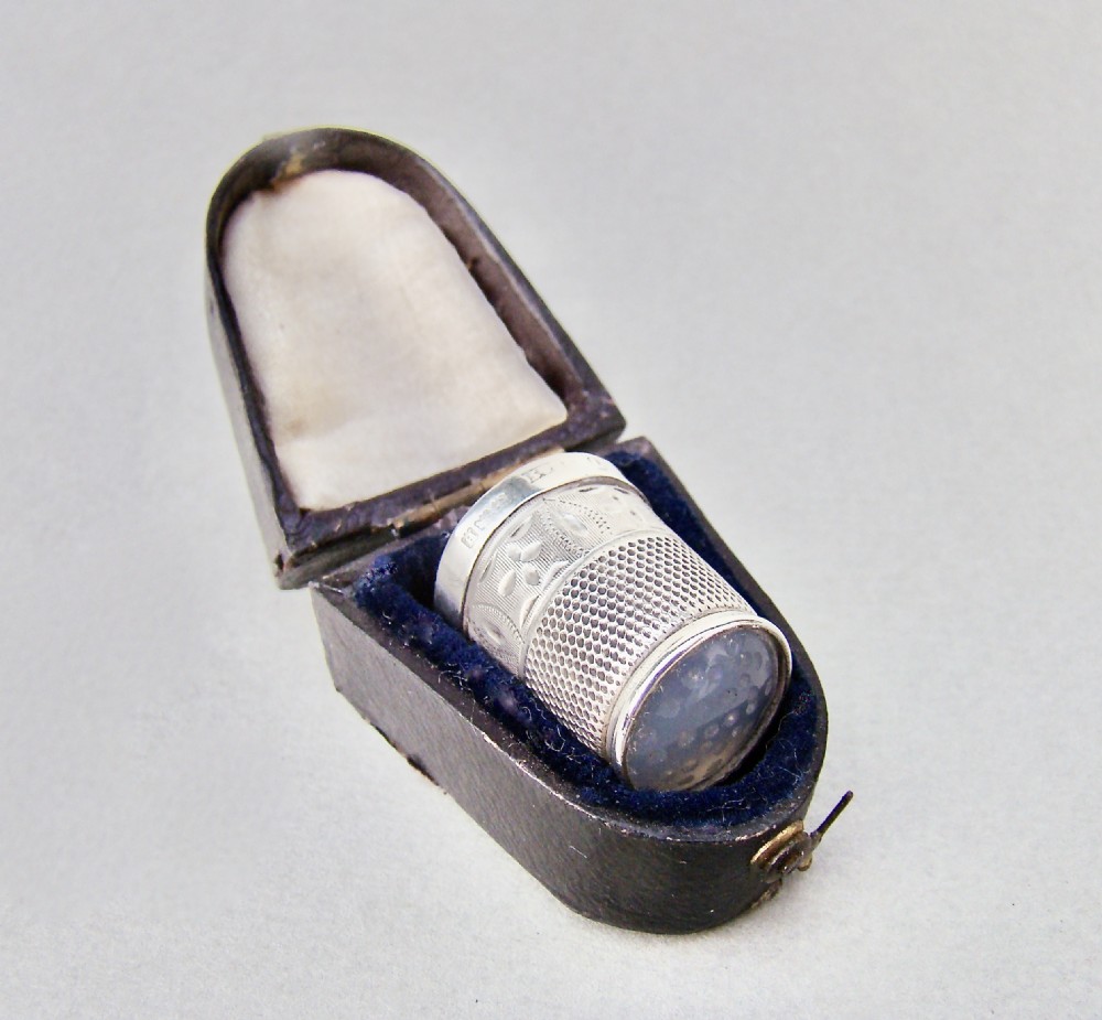 CASED GEORGE V SILVER & AGATE THIMBLE BY JAMES SWANN & SON, BIRMINGHAM 1932
