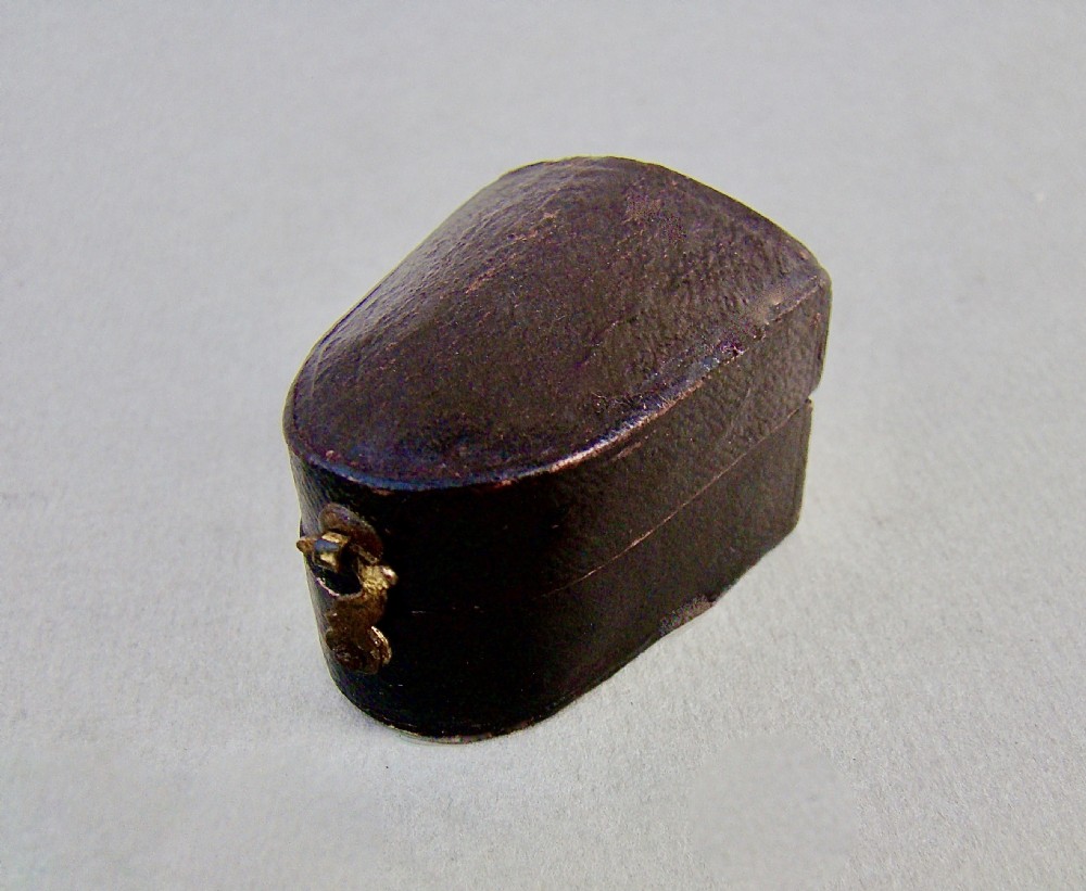 CASED GEORGE V SILVER & AGATE THIMBLE BY JAMES SWANN & SON, BIRMINGHAM 1932
 View III