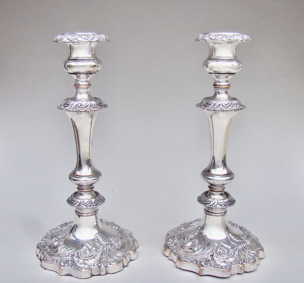PAIR OF GEORGIAN OLD SHEFFIELD PLATE CANDLESTICKS, CIRCA 1820
