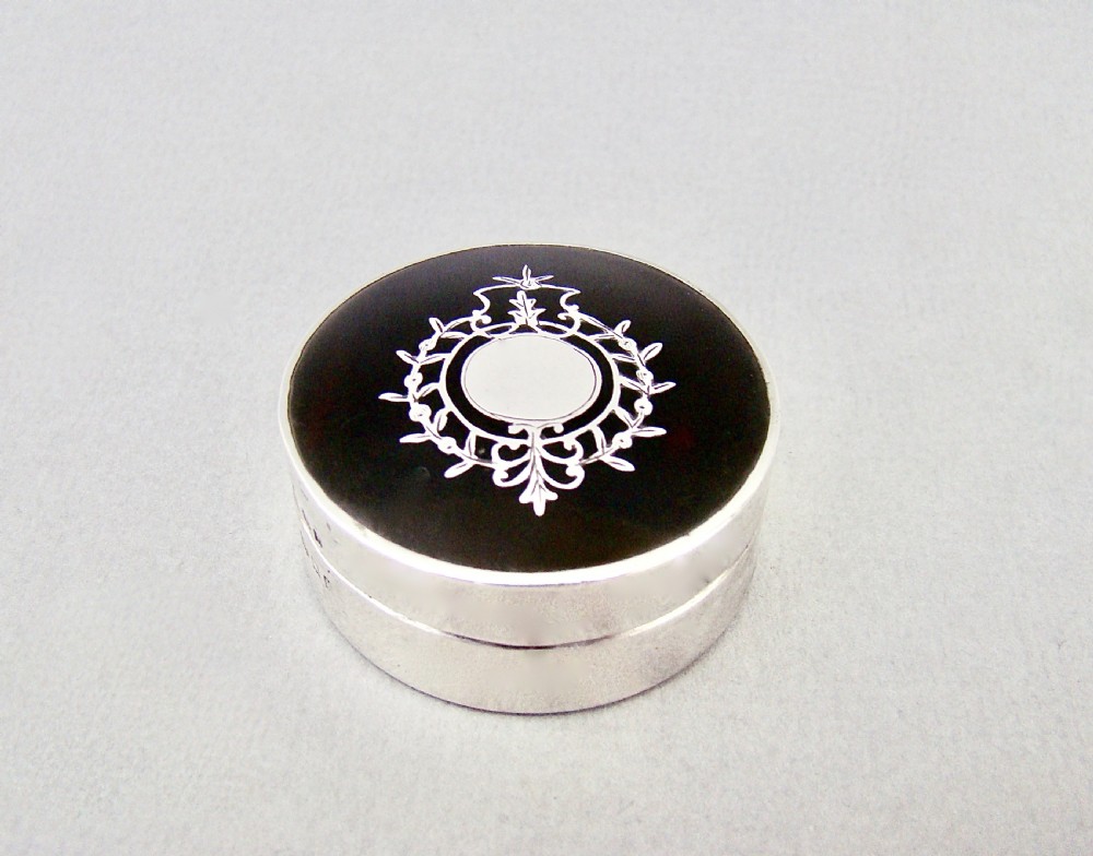 EXQUISITE SILVER AND PIQUE TORTOISESHELL PILL BOX, LONDON 1925