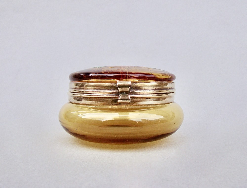 19TH CENTURY FRENCH ENAMELLED AMBER GLASS TRINKET BOX, CIRCA 1890 View III