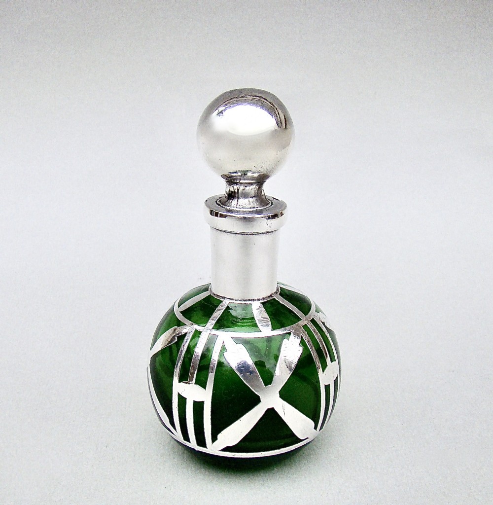 ART NOUVEAU OVERLAY STERLING SILVER & GREEN GLASS SCENT BOTTLE, CIRCA 1900