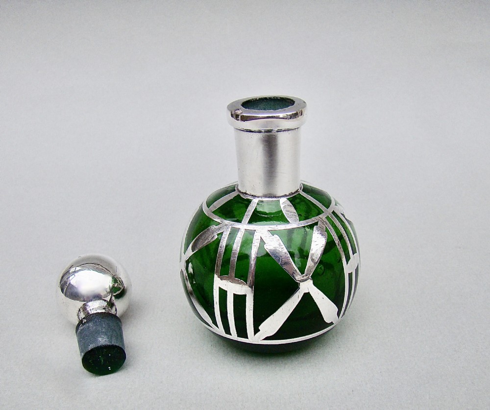ART NOUVEAU OVERLAY STERLING SILVER & GREEN GLASS SCENT BOTTLE, CIRCA 1900 View II