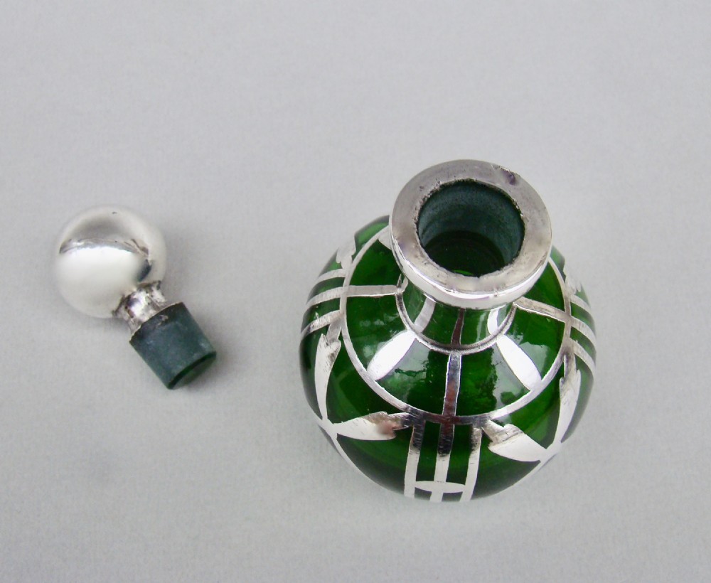 ART NOUVEAU OVERLAY STERLING SILVER & GREEN GLASS SCENT BOTTLE, CIRCA 1900 View III