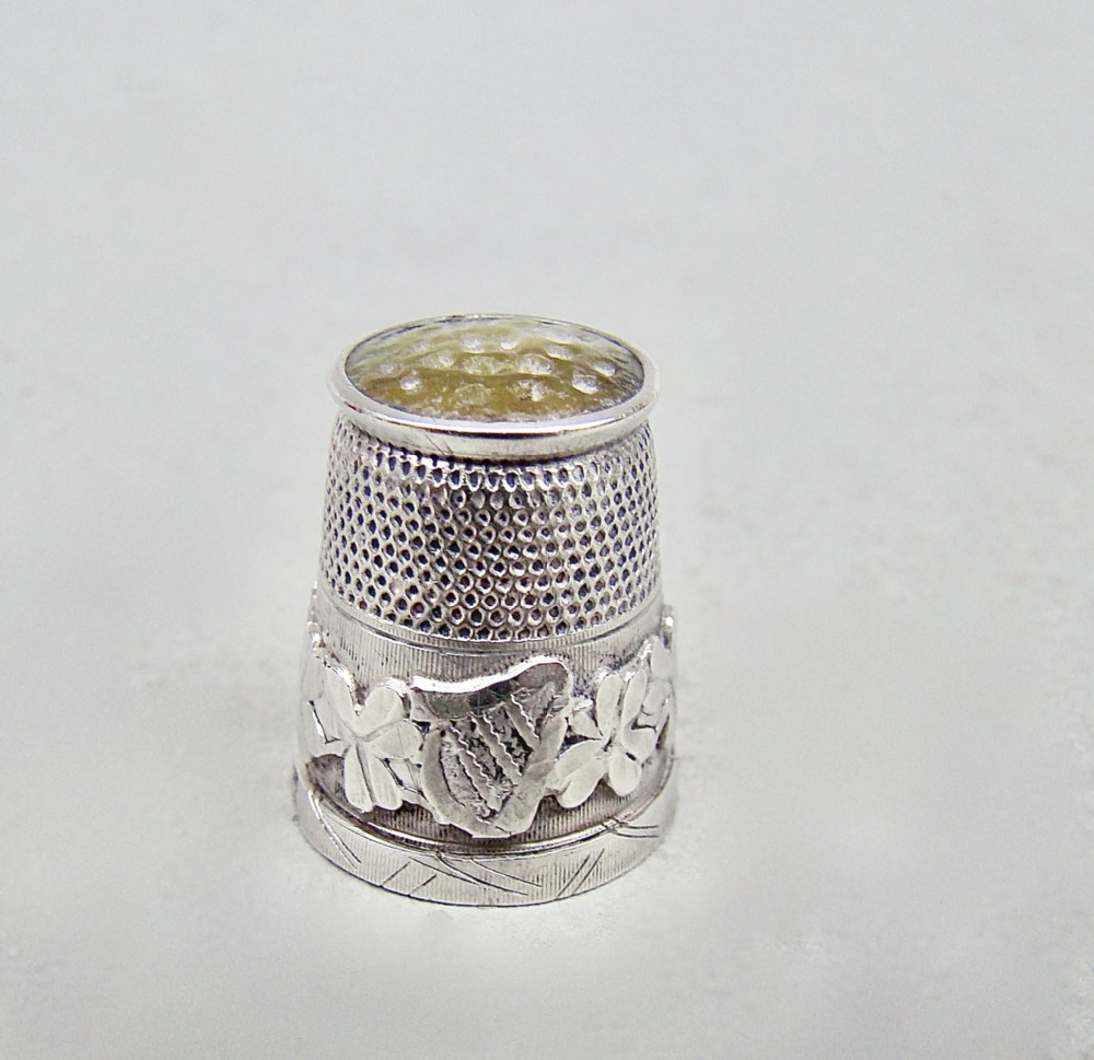 IRISH INTEREST SILVER & AGATE THIMBLE BY JAMES SWANN & SON, BIRMINGHAM 1925