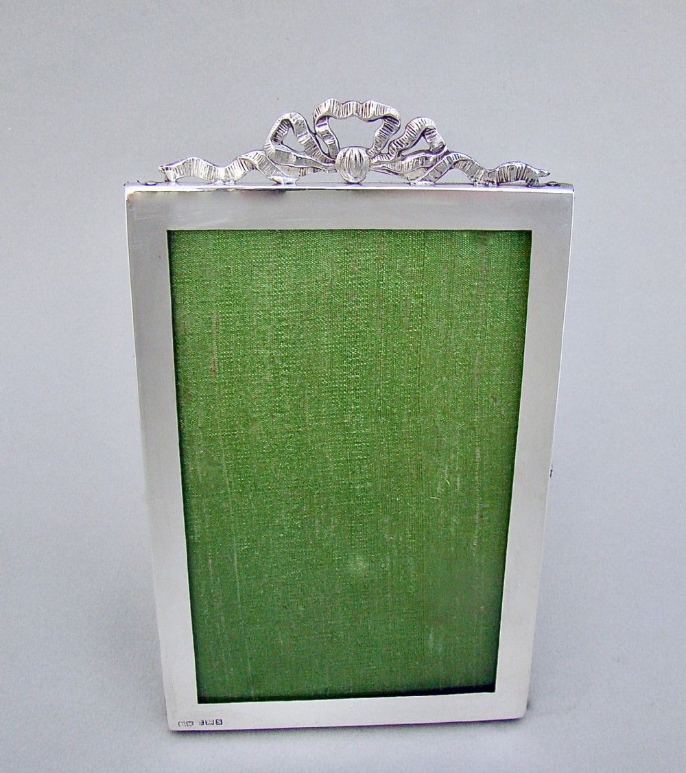 DELIGHTFUL GEORGE V SILVER RIBBON PHOTO FRAME BY HENRY MATTHEWS, BIRMINGHAM 1917