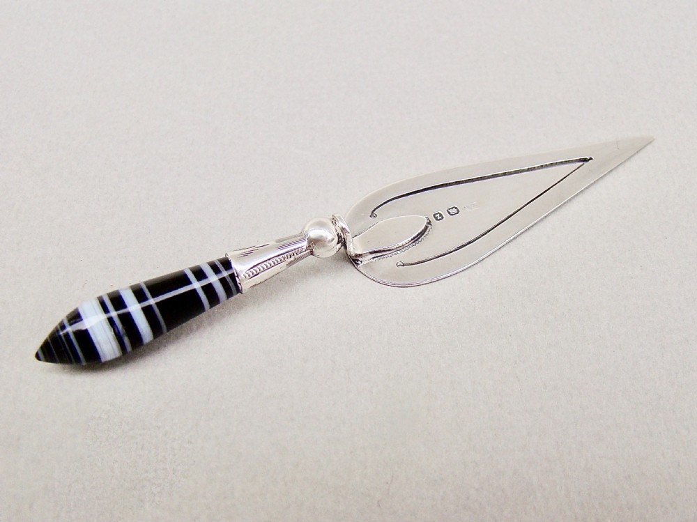 UNUSUAL VICTORIAN SILVER AND BANDED AGATE TROWEL BOOKMARK BY CRISFORD & NORRIS, BIRMINGHAM 1899