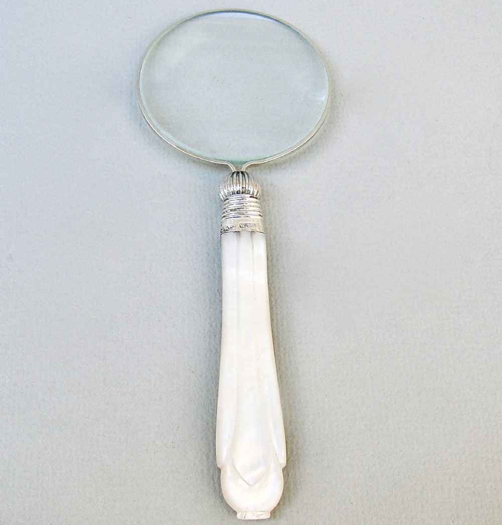 GEORGE SILVER MOUNTED MOTHER OF PEARL DESK MAGNIFYING GLASS BY JAMES A. SCHOLES, SHEFFIELD 1911