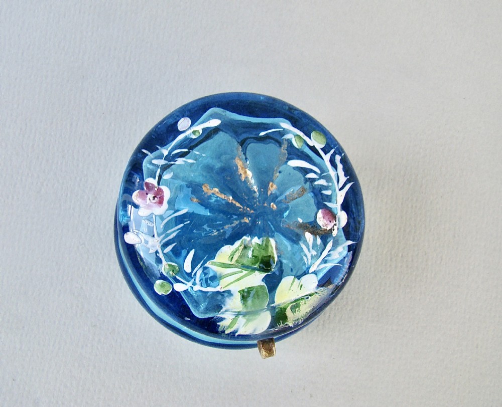 DELIGHTFUL FRENCH TURQUOISE GLASS ENAMELLED TRINKET BOX, CIRCA 1890
 View II
