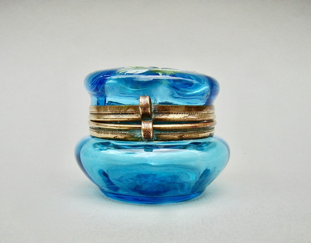 DELIGHTFUL FRENCH TURQUOISE GLASS ENAMELLED TRINKET BOX, CIRCA 1890
 View III