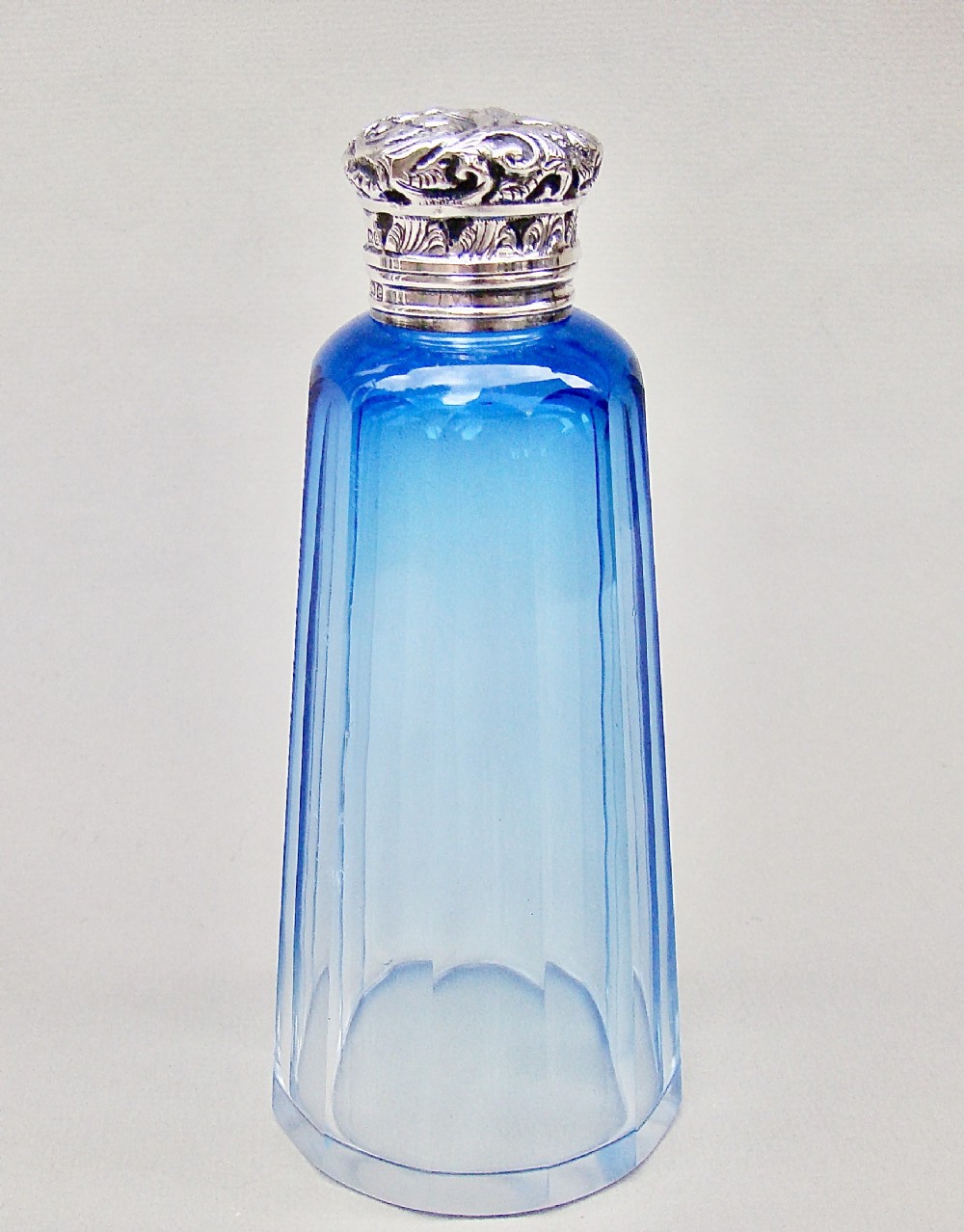 ELEGANT SILVER MOUNTED BLUE GLASS SCENT BOTTLE BY CHARLES MAY, BIRMINGHAM 1905