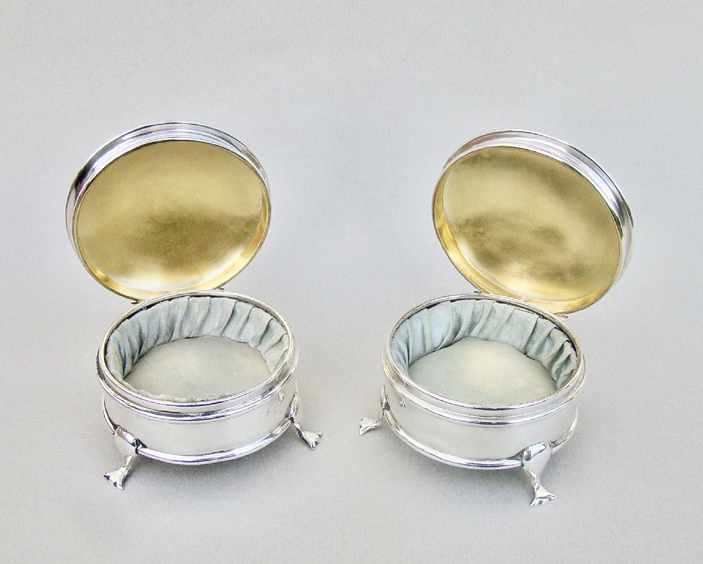EXQUISITE PAIR OF GEORGE V SILVER JEWELLERY BOXES BY A&J ZIMMERMAN, BIRMINGHAM 1913 View III