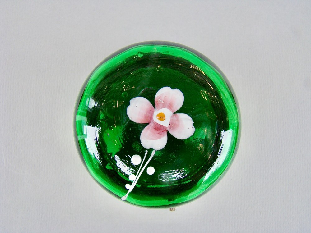 19TH CENTURY FRENCH ENAMELLED GREEN GLASS TRINKET BOX, CIRCA 1890 View V