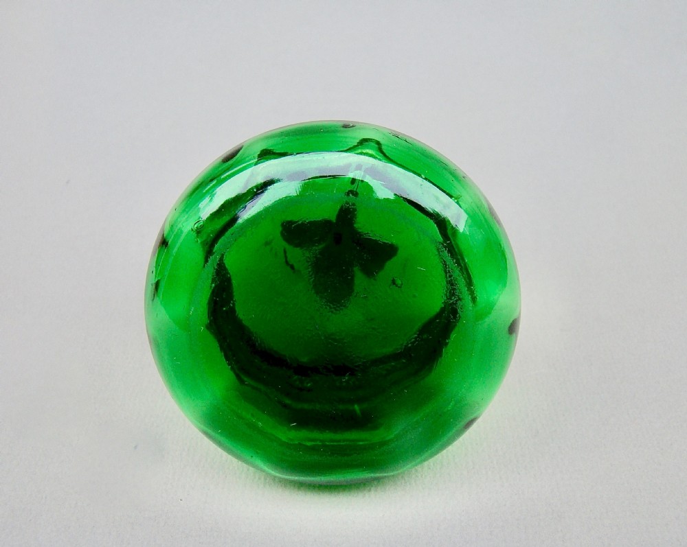 19TH CENTURY FRENCH ENAMELLED GREEN GLASS TRINKET BOX, CIRCA 1890 View VI