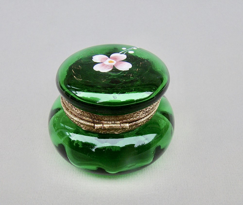 19TH CENTURY FRENCH ENAMELLED GREEN GLASS TRINKET BOX, CIRCA 1890 View VII