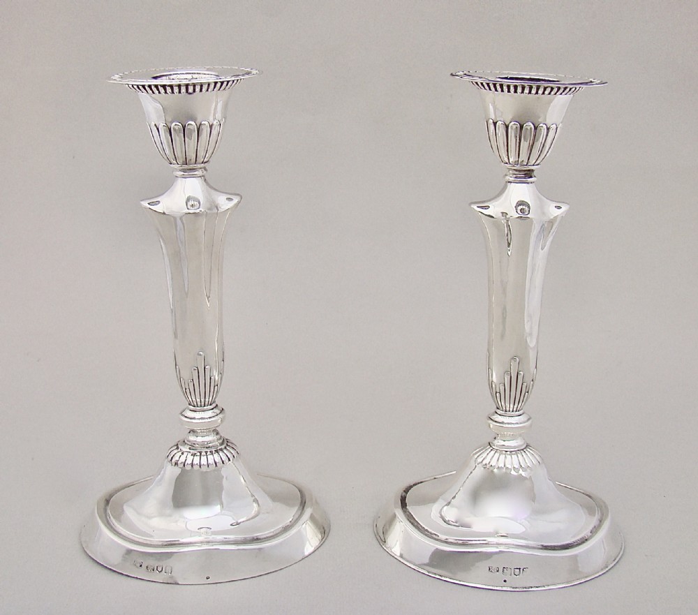 PAIR OF EDWARDIAN STERLING SILVER CANDLESTICKS BY ROBERT PRINGLE & SONS, LONDON 1903